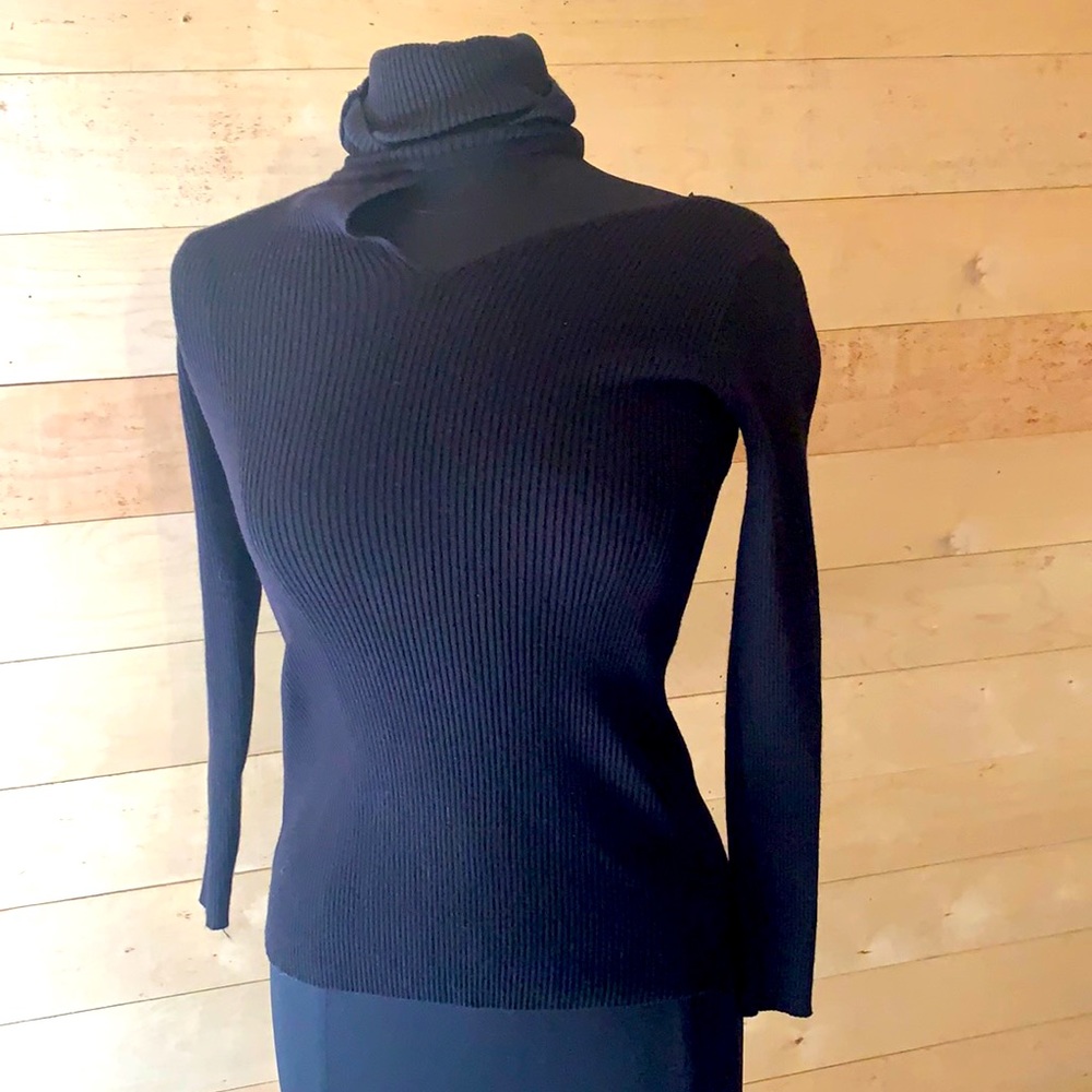 Black Should Cut-out Turtleneck Medium